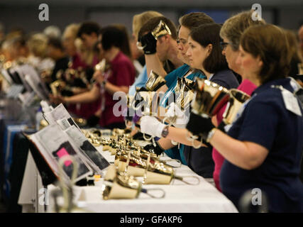 Vancouver. 30. Juli 2016. Kirchengemeinde Musiker beachten Sie die Hinweise in der Masse Probe des 17. internationalen Handglocken Symposiums in Vancouver, Kanada, 29. Juli 2016. Die Veranstaltung brachte fast 700 Handglocken Musiker zusammen, um ihre musikalischen Erfahrungen mit Handglocken über Gruppe Proben und Konzert. Bildnachweis: Liang Sen/Xinhua/Alamy Live-Nachrichten Stockfoto