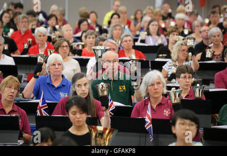 Vancouver. 30. Juli 2016. Kirchengemeinde Musiker beachten Sie die Hinweise in der Masse Probe des 17. internationalen Handglocken Symposiums in Vancouver, Kanada, 29. Juli 2016. Die Veranstaltung brachte fast 700 Handglocken Musiker zusammen, um ihre musikalischen Erfahrungen mit Handglocken über Gruppe Proben und Konzert. Bildnachweis: Liang Sen/Xinhua/Alamy Live-Nachrichten Stockfoto