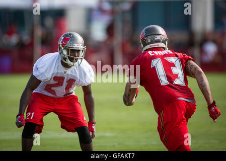 Florida, USA. 29. Juli 2016. LOREN ELLIOTT | Zeiten. Tampa Bay Buccaneers Cornerback Alterraun Verner (21) spielt Verteidigung auf Wide Receiver Mike Evans während des Trainingslagers in das Team der Übungsanlage, einem Buc Ort in Tampa, Florida, auf Freitag, 29. Juli 2016. Bildnachweis: Loren Elliott/Tampa Bay Times / ZUMA Draht/Alamy Live News Stockfoto
