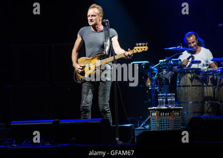 Mailand, Italien. 29. Juli 2016. Der englische Singer-Songwriter und Schauspieler STING führt live auf der Bühne in Assago Sommerarena während der "Back To Bass Tour" Credit: Rodolfo weitertransferiert/Alamy Live News Stockfoto