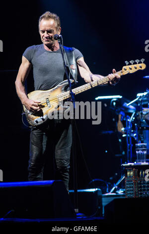 Mailand, Italien. 29. Juli 2016. Der englische Singer-Songwriter und Schauspieler STING führt live auf der Bühne in Assago Sommerarena während der "Back To Bass Tour" Credit: Rodolfo weitertransferiert/Alamy Live News Stockfoto