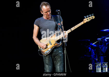 Mailand, Italien. 29. Juli 2016. Der englische Singer-Songwriter und Schauspieler STING führt live auf der Bühne in Assago Sommerarena während der "Back To Bass Tour" Credit: Rodolfo weitertransferiert/Alamy Live News Stockfoto