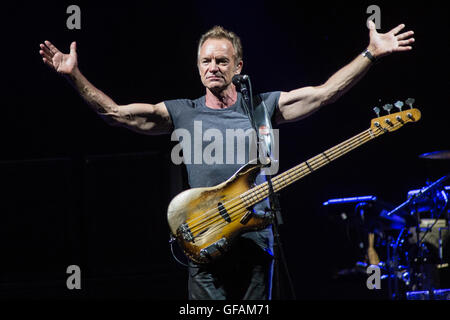 Mailand, Italien. 29. Juli 2016. Der englische Singer-Songwriter und Schauspieler STING führt live auf der Bühne in Assago Sommerarena während der "Back To Bass Tour" Credit: Rodolfo weitertransferiert/Alamy Live News Stockfoto