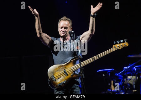 Mailand, Italien. 29. Juli 2016. Der englische Singer-Songwriter und Schauspieler STING führt live auf der Bühne in Assago Sommerarena während der "Back To Bass Tour" Credit: Rodolfo weitertransferiert/Alamy Live News Stockfoto