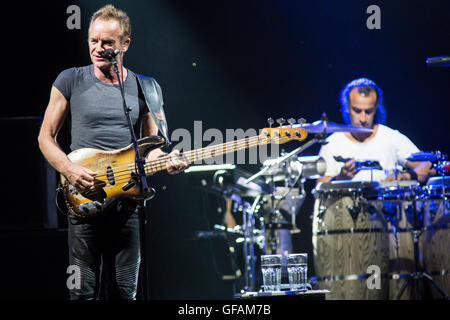 Mailand, Italien. 29. Juli 2016. Der englische Singer-Songwriter und Schauspieler STING führt live auf der Bühne in Assago Sommerarena während der "Back To Bass Tour" Credit: Rodolfo weitertransferiert/Alamy Live News Stockfoto