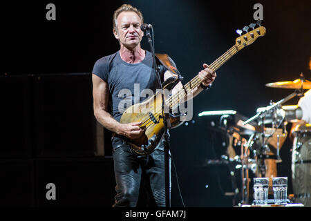 Mailand, Italien. 29. Juli 2016. Der englische Singer-Songwriter und Schauspieler STING führt live auf der Bühne in Assago Sommerarena während der "Back To Bass Tour" Credit: Rodolfo weitertransferiert/Alamy Live News Stockfoto