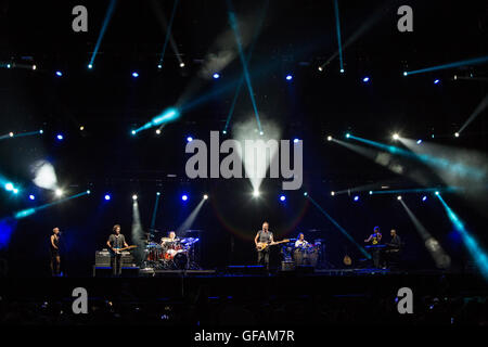 Mailand, Italien. 29. Juli 2016. Der englische Singer-Songwriter und Schauspieler STING führt live auf der Bühne in Assago Sommerarena während der "Back To Bass Tour" Credit: Rodolfo weitertransferiert/Alamy Live News Stockfoto