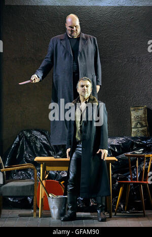 HANDOUT - "Twilight of the Gods", Foto Probe ab 2016, 2. Akt: Stephen Milling als Hagen, Markus Eiche als Gunther. Die Wagner-Oper wird bei den Bayreuther Festspielen am 31. Juli 2016 premiere. Foto: Bayreuther Festspiele/Enrico Nawrath/Dpa (Aufmerksamkeit Editoren: obligatorische CREDIT: "Foto: Bayreuther Festspiele/Enrico Nawrath/Dpa"-INTERNET Nutzung nur bis A maximale Größe von 800 X 800 Pixel HANDOUT redaktionelle Nutzung ONLY/NO Vertrieb) Stockfoto