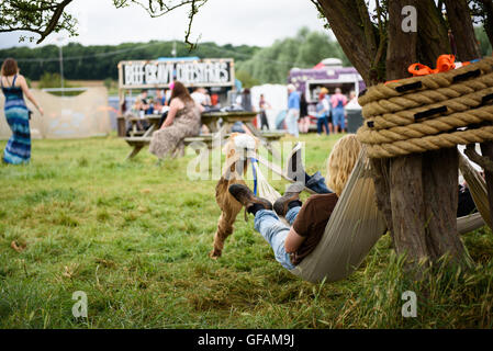 Hertfordshire, UK, 29. Juli 2016. Man ruht auf Hängematte Standon Calling Festival, Hertfordshire, UK. Bildnachweis: Sean Hood/Alamy Live-Nachrichten Stockfoto