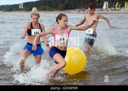 (160730)--NARWA-JOESUU, 30. Juli 2016 (Xinhua)--Amateur- und Läufer aus Estland und Russland besuchen die internationale Seemeile Cross Wettbewerb am Strand Narwa-Joesuu, ein Resort-Stadt im Nordosten Estlands am 29. Juli 2016. (Xinhua/Sergei Stepanov) Stockfoto