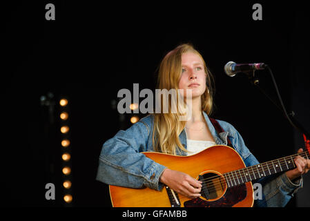 Hertfordshire, UK, 29. Juli 2016. Billie Marten auf der Bühne Standon Calling Festival, Hertfordshire, UK. Bildnachweis: Sean Hood/Alamy Live-Nachrichten Stockfoto