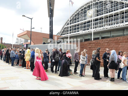 Manchester, UK. 30. Juli 2016. Gäste Ankunft in Manchester Central zum MCM Manchester Comic Con, Samstag, 30 Juli Manchester, Vereinigtes Königreich. Bildnachweis: Stephen Searle/Alamy Live-Nachrichten Stockfoto