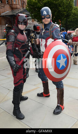 Manchester, UK. 30. Juli 2016. Gäste Ankunft in Manchester Central zum MCM Manchester Comic Con, Samstag, 30 Juli Manchester, Vereinigtes Königreich. Bildnachweis: Stephen Searle/Alamy Live-Nachrichten Stockfoto