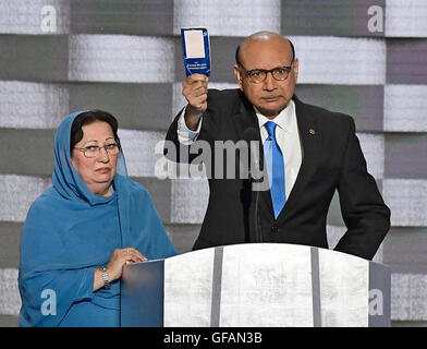 Khizr Khan enthält eine Kopie der US-Verfassung, wie er während der vierten Tagung der Democratic National Convention 2016 im Wells Fargo Center in Philadelphia, Pennsylvania auf Donnerstag, 28. Juli 2016 Bemerkungen macht. Kahns Sohn Humayun S. M. Khan war ein Absolvent der University of Virginia, die in der US-Armee angeworben und ist eine der 14 amerikanische Muslime, die gestorben sind, dienen der USA in den zehn Jahren nach den Terroranschlägen des 11. September 2001. Bildnachweis: Ron Sachs/CNP (Einschränkung: NO New York oder New Jersey Zeitungen oder Zeitschriften in einem Umkreis von 75 Meilen von New York City)-NO Draht SER Stockfoto