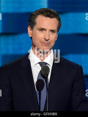 Philadelphia, uns. 27. Juli 2016. Vizegouverneur Gavin Newsom (Demokrat of California) macht Bemerkungen während der dritten Sitzung der Democratic National Convention 2016 im Wells Fargo Center in Philadelphia, Pennsylvania am Mittwoch, 27. Juli 2016. Bildnachweis: Ron Sachs/CNP (Einschränkung: NO New York oder New Jersey Zeitungen oder Zeitschriften in einem Umkreis von 75 Meilen von New York City) - NO WIRE SERVICE - © Dpa/Alamy Live-Nachrichten Stockfoto