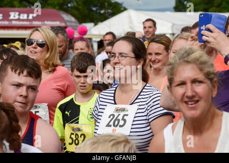 Carfest Nord, Bolesworth, Cheshire, UK. 30. Juli 2016. Wettbewerber wartet auf den Start der Great Festival Dash Spaß laufen zugunsten von Kindern In Not. Die Veranstaltung ist die Idee von Chris Evans und Funktionen 3 Tage von Autos, Musik und Unterhaltung mit einem Gewinn an die Stiftung Kinder in Not gespendet. Bildnachweis: Andrew Paterson/Alamy Live-Nachrichten Stockfoto