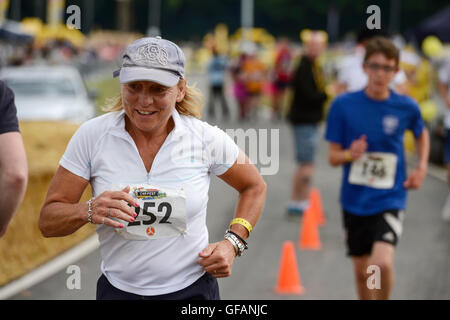 Carfest Nord, Bolesworth, Cheshire, UK. 30. Juli 2016. Ein Konkurrent, der Abschluss der großen Festival-Dash Volkslauf zugunsten von Kindern In Not. Die Veranstaltung ist die Idee von Chris Evans und Funktionen 3 Tage von Autos, Musik und Unterhaltung mit einem Gewinn an die Stiftung Kinder in Not gespendet. Bildnachweis: Andrew Paterson/Alamy Live-Nachrichten Stockfoto