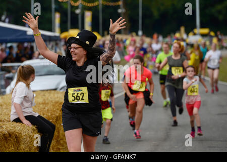 Carfest Nord, Bolesworth, Cheshire, UK. 30. Juli 2016. Ein Konkurrent, der Abschluss der großen Festival-Dash Volkslauf zugunsten von Kindern In Not. Die Veranstaltung ist die Idee von Chris Evans und Funktionen 3 Tage von Autos, Musik und Unterhaltung mit einem Gewinn an die Stiftung Kinder in Not gespendet. Bildnachweis: Andrew Paterson/Alamy Live-Nachrichten Stockfoto