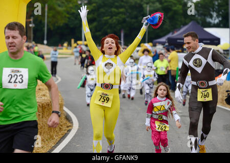 Carfest Nord, Bolesworth, Cheshire, UK. 30. Juli 2016. Wettbewerber verkleidet, die Vollendung des großen Festival-Dash Spaßes laufen zugunsten von Kindern In Not. Die Veranstaltung ist die Idee von Chris Evans und Funktionen 3 Tage von Autos, Musik und Unterhaltung mit einem Gewinn an die Stiftung Kinder in Not gespendet. Bildnachweis: Andrew Paterson/Alamy Live-Nachrichten Stockfoto