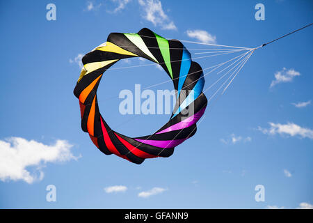 Lytham St. Anne, in der Nähe von Blackpool, Großbritannien. 30. Juli 2016. St Anne's Kite Festival erste Kiter an diesem jährlichen seaside Festival der Sky Art. Das festival Zeile zeigen Drachen in allen Formen und Größen zu erreichen, einschließlich einer massiven 30 Meter lange aufblasbare Octopus, fliegende Kühe, dalek, Drachen und sogar Flusspferde. Plus 2-und 4-line Lenkdrachen. Credit: MediaWordlmages/Alamy leben Nachrichten Stockfoto