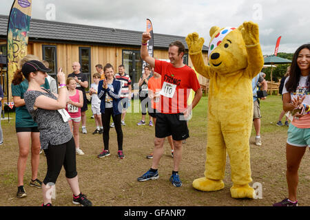 Carfest Nord, Bolesworth, Cheshire, UK. 30. Juli 2016. Wettbewerber Gruß Pudsey vor der großen Festival-Dash Spaß laufen zugunsten von Kindern In Not. Die Veranstaltung ist die Idee von Chris Evans und Funktionen 3 Tage von Autos, Musik und Unterhaltung mit einem Gewinn an die Stiftung Kinder in Not gespendet. Andrew Paterson/Alamy Live-Nachrichten Stockfoto