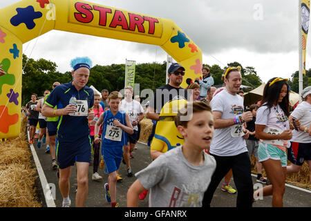 Carfest Nord, Bolesworth, Cheshire, UK. 30. Juli 2016. Der Beginn der großen Festival-Dash Volkslauf zugunsten von Kindern In Not. Die Veranstaltung ist die Idee von Chris Evans und Funktionen 3 Tage von Autos, Musik und Unterhaltung mit einem Gewinn an die Stiftung Kinder in Not gespendet. Andrew Paterson/Alamy Live-Nachrichten Stockfoto