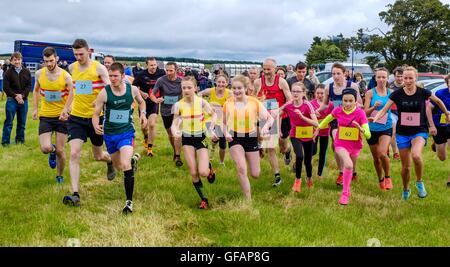 Carnwath, South Lanarkshire, UK. 30. Juli 2016. Stammt aus dem Jahre 1508 und dem roten Schlauch Rennen in Carnwath ist ein Rennen mit ein paar rote Socken als Preis und ist vermutlich das älteste Überlebende Fuß-Rennen der Welt. Ranald Lockhart (L) Clan Chief des Clan Lockhart Uhren Anfang der roten Schlauch Race 2016. Das Rennen beginnt und endet mit der landwirtschaftlichen Carnwath Turnierplatz. Bildnachweis: Andrew Wilson/Alamy Live-Nachrichten Stockfoto