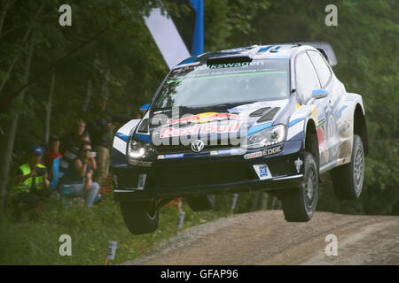 JYVÄSKYLÄ, Finnland - 30 Juli: Frankreich Sebastien Ogier und Julien Ingrassia von Frankreich in Aktion während der SS17 von Neste Rally Finnland 2016 in ihren Volkswagen Polo R WRC Team Volkswagen Motorsport am 30. Juli 2016 in Jyväskylä, Finnland Credit: Markku Heikkilä/Alamy Live News Stockfoto