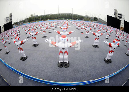 Qingdao, China Shandong Provinz. 30. Juli 2016. Intelligente Roboter tanzen auf der Haupt-Veranstaltungsort für 2016 Qingdao Internationale Bierfestival in Huangdao Bezirk von Qingdao, der ostchinesischen Provinz Shandong, 30. Juli 2016. In insgesamt 1.007 Roboter tanzten zusammen mehr als eine Minute hier Samstag setzen einen neuen Guinness-Rekord. Bildnachweis: Yu Fangping/Xinhua/Alamy Live-Nachrichten Stockfoto