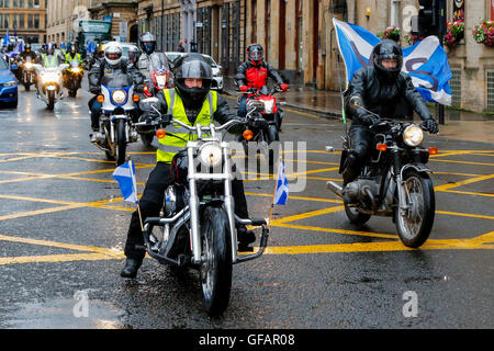 Glasgow, Vereinigtes Königreich. 30. Juli 2016. Mehrere tausend Menschen, darunter ca. 100 Motorräder in einer Kundgebung nahmen an den Pro-Unabhängigkeit-Marsch durch Glasgow, UK, finishing mit reden in George Square im Zentrum Stadt. "Unter einem Banner" ist ein Kollektiv von vielen kleineren Gruppen einschließlich der "Yes2", 'Anti-Trident', 'CND' "Anti-Tory" und ähnliche andere Interessengruppen, die jeweiligen Aspekte der SNP-Politik zu unterstützen. Bildnachweis: Findlay/Alamy Live-Nachrichten Stockfoto