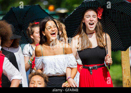 Charlton Park, UK. 29. Juli 2016. Festivalbesucher singen in der Sonne beim WOMAD Festival, 29. Juli 2016. Bildnachweis: Adam Gasson/Alamy Live-Nachrichten Stockfoto