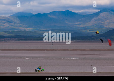 Morecambe Promenade, Morecambe Lancashire Großbritannien, 30. Juli 2016, Esser Sport Enthusiasten zu Morecambe Bay mit ein reger Offshore wind bringen Windsurfer auf dem Wasser vor der South Lakeland Fells Kredit: David Billinge/Alamy Live News Stockfoto