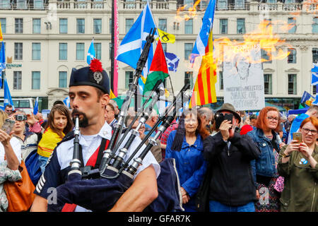 Glasgow, Vereinigtes Königreich. 30. Juli 2016. Mehrere tausend Menschen, darunter ca. 100 Motorräder in einer Kundgebung nahmen an den Pro-Unabhängigkeit-Marsch durch Glasgow, UK, finishing mit reden in George Square im Zentrum Stadt. "Unter einem Banner" ist ein Kollektiv von vielen kleineren Gruppen einschließlich der "Yes2", 'Anti-Trident', 'CND' "Anti-Tory" und ähnliche andere Interessengruppen, die jeweiligen Aspekte der SNP-Politik zu unterstützen. Bildnachweis: Findlay/Alamy Live-Nachrichten Stockfoto