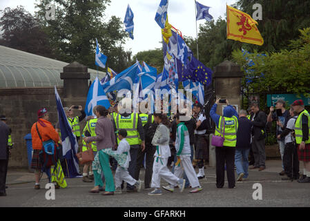 Glasgow, Schottland. 30. Juli 2016. Schottische Unabhängigkeit März organisiert von der Gruppe alle unter einem Banner, auf den Weg aus dem Botanischen Garten und gipfelte in einer Kundgebung in George Square Polizei schätzen die Menge auf dreitausend und Organisatoren sagen, es ist die größte aller Zeiten. Bildnachweis: Gerard Fähre/Alamy Live-Nachrichten Stockfoto