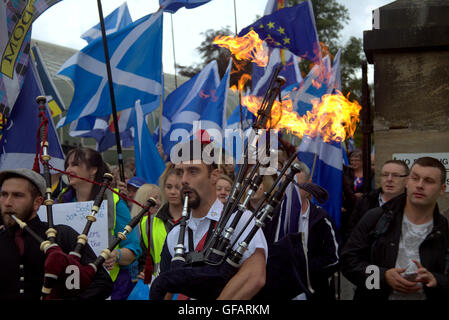 Glasgow, Schottland. 30. Juli 2016. Schottische Unabhängigkeit März organisiert von der Gruppe alle unter einem Banner, auf den Weg aus dem Botanischen Garten und gipfelte in einer Kundgebung in George Square Polizei schätzen die Menge auf dreitausend und Organisatoren sagen, es ist die größte aller Zeiten. Bildnachweis: Gerard Fähre/Alamy Live-Nachrichten Stockfoto