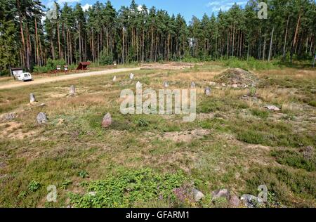 Tratkownica, Polen. , . Sonnigen und warmen Tag im nördlichen Polen Dorf von Tratkownica es gibt guten Grund zu besuchen alte, mysteriöse Friedhof in Tratkownica. Dem Friedhof in Tratkownica durch die Goten im ersten Jahrhundert nach Christus gegründet. Goten kam der kaschubischen Seenplatte aus Skandinavien, mit sich bringt neue Beerdigung Strukturen - Steinhügel umgeben von Kränzen. Zwischen den Hügeln waren Kreise die großen Felsbrocken in die Versammlungen und Gerichte statt. Zwischen den Hügeln waren auch verbrannt und Skelett-Gräber mit verbrannten Knochen. Bildnachweis: Michal Fludra/Alamy Live-Nachrichten Stockfoto