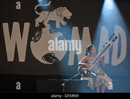 Charlton Park, Wiltshire, UK. 30. Juli 2016. WOMAD Festival Charlton Park Wiltshire. Anoushka Shanker Durchführung in der Siam-Bühne. Bildnachweis: Charlie Bryan/Alamy Live News Stockfoto