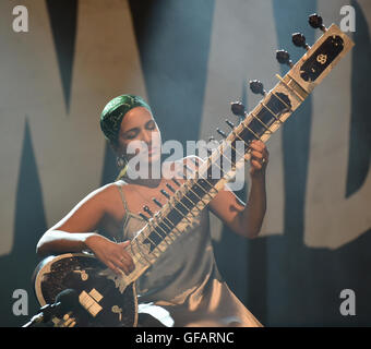 Charlton Park, Wiltshire, UK. 30. Juli 2016. WOMAD Festival Charlton Park Wiltshire. Anoushka Shanker Durchführung in der Siam-Bühne. Bildnachweis: Charlie Bryan/Alamy Live News Stockfoto