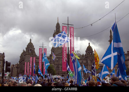 Glasgow, Schottland. 30. Juli 2016. Schottische Unabhängigkeit März organisiert von der Gruppe alle unter einem Banner, auf den Weg aus dem Botanischen Garten und gipfelte in einer Kundgebung in George Square Polizei schätzen die Menge auf dreitausend und Organisatoren sagen, es ist die größte aller Zeiten. Bildnachweis: Gerard Fähre/Alamy Live-Nachrichten Stockfoto