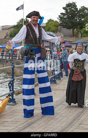 Swanage, Dorset, Großbritannien. 30. Juli 2016. Das erste Festival Pirat, Purbeck Pirate Festival, findet in Swanage im Juli. Der Mensch Person stehen auf Stelzen verkleidet als Pirat. Credit: Carolyn Jenkins/Alamy leben Nachrichten Stockfoto