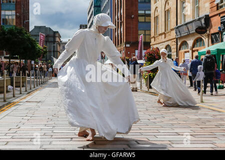 Glasgow, Vereinigtes Königreich. 30. Juli 2016. Am ersten Tag des jährlichen Merchant City Festival, im Stadtteil von Glasgow Stadtzentrum "Merchant" wurden Besucher, Touristen und Passanten behandelt, eine kostenlose Leistung des zeitgenössischen Tanzes. Das Festival findet vom 30. Juli bis 7 August Credit: Findlay/Alamy Live News Stockfoto