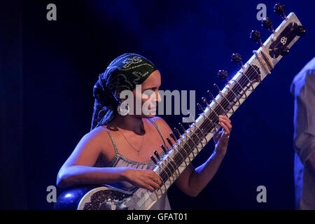 Charlton Park, Wiltshire, UK. 30. Juli 2016. Anoushka Shankar aus Indien spielt 2016 WOMAD Charlton Park, Malmesbury auf 30.07.2016. Im Bild: Anoushka Shankar. Picture by Credit: Julie Edwards/Alamy Live-Nachrichten Stockfoto