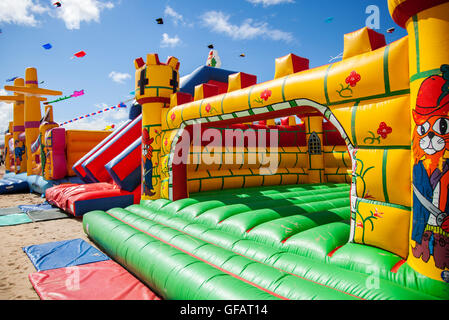 Hüpfburgen, Hüpfburgen, Hüpfburgen, Schlauchboot, Freizeit, fantastischer Spaß, Lytham St Annes, in der Nähe von Blackpool, Großbritannien. Juli 2016. Das jährliche Festival am Meer von Sky Art. Das Festival zeigte einlinige Drachen aller Formen und Größen, einschließlich eines massiven 30 Meter langen aufblasbaren Octopus, fliegende Kühe, Dalek, Drachen und sogar Flusspferde, plus 2-line und 4-line Stunt Drachen. Stockfoto