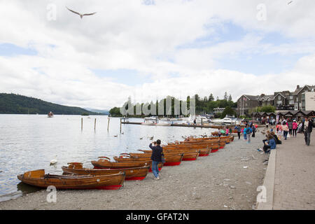 Lake Windermere Cumbria UK 30thJuly 2016 UK bewölkten Tag am Lake Windermere, Bowness Bay, internationale Touristen, amüsieren, Spaziergänge, Bootfahren, & Fütterung der lokalen Kanadas Gänse Credit: Gordon Shoosmith/Alamy Live News Stockfoto