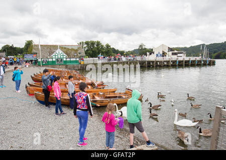 Lake Windermere Cumbria UK 30thJuly 2016 UK bewölkten Tag am Lake Windermere, Bowness Bay, internationale Touristen, amüsieren, Spaziergänge, Bootfahren, & Fütterung der lokalen Kanadas Gänse Credit: Gordon Shoosmith/Alamy Live News Stockfoto