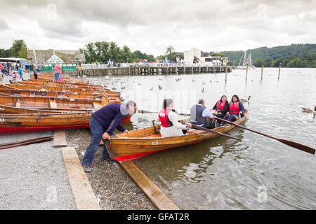 Lake Windermere Cumbria UK 30thJuly 2016 UK bewölkten Tag am Lake Windermere, Bowness Bay, internationale Touristen, amüsieren, Spaziergänge, Bootfahren, & Fütterung der lokalen Kanadas Gänse Credit: Gordon Shoosmith/Alamy Live News Stockfoto