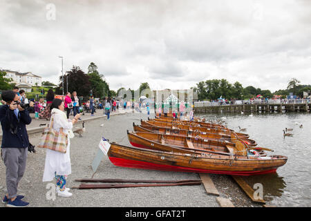 Lake Windermere Cumbria UK 30thJuly 2016 UK bewölkten Tag am Lake Windermere, Bowness Bay, internationale Touristen, amüsieren, Spaziergänge, Bootfahren, & Fütterung der lokalen Kanadas Gänse Credit: Gordon Shoosmith/Alamy Live News Stockfoto