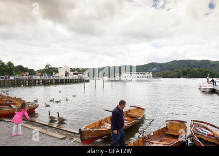 Lake Windermere Cumbria UK 30thJuly 2016 UK bewölkten Tag am Lake Windermere, Bowness Bay, internationale Touristen, amüsieren, Spaziergänge, Bootfahren, & Fütterung der lokalen Kanadas Gänse Credit: Gordon Shoosmith/Alamy Live News Stockfoto