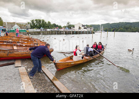 Lake Windermere Cumbria UK 30thJuly 2016 UK bewölkten Tag am Lake Windermere, Bowness Bay, internationale Touristen, amüsieren, Spaziergänge, Bootfahren, & Fütterung der lokalen Kanadas Gänse Credit: Gordon Shoosmith/Alamy Live News Stockfoto