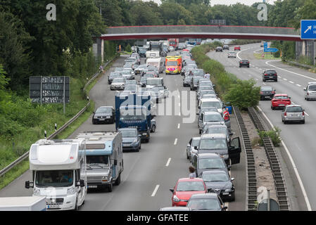 Ein Krankenwagen geht zu einem schweren Verkehrsunfall in Herne, Deutschland, am 30.07.2016 auf der Autobahn A42 Emscherschnellweg, von Rettung Lane.   Bildnachweis: Jürgen Schwarz/Alamy Live-Nachrichten Stockfoto